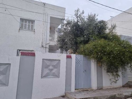 etage de villa sur rout x cité romena 2 pres de station Métro compus