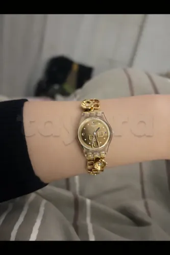 Montre Swatch dorée femme