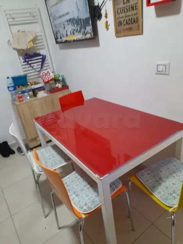 Table cuisine presque neuf.