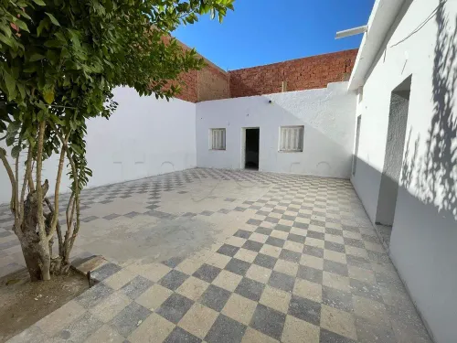 Maison avec grande cour à vendre – Belle opportunité - منزل للبيع مع فناء كبير – فرصة رائعة