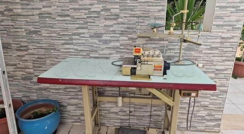 Machine à coudre surjetteuse