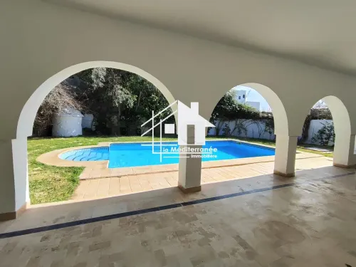 A vendre une villa avec piscine à la soukra