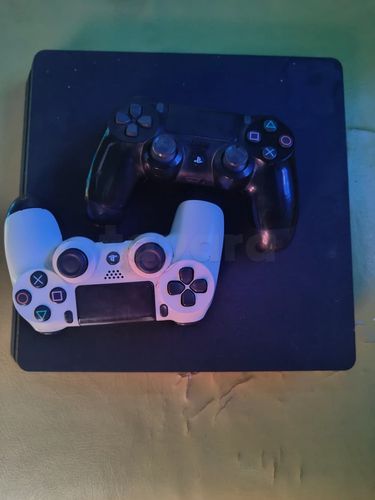 PS4 slim avec 2 manettes + TV vega 32 p