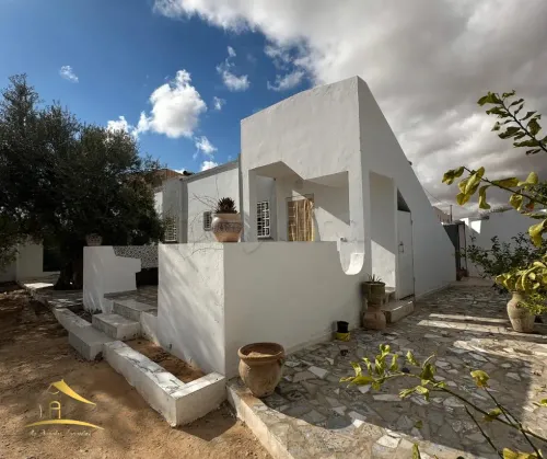 A vendre une villa avec un grand terrain à Djerba midoun