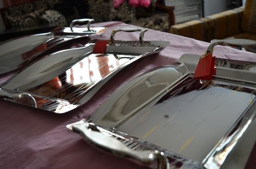 services plateaux inox dans l'emballage