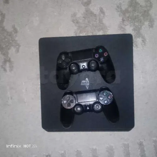 PS4 SLIM NON PATCHÉ AVEC DEUX MANÉTTES