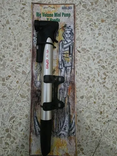 Support vélo et claxon rechargeable et Pompe neuf