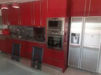 un bel studio richement meublé