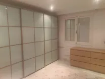 un bel studio richement meublé