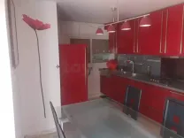 un bel studio richement meublé