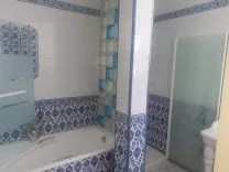 un bel studio richement meublé