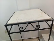 table fer forgé avec marbre en bon état