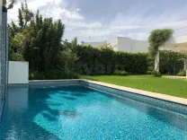 A louer villa avec jardin et piscine à El Menzah 9