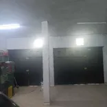 maison avec deux étages complet et deux garages.