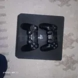 PS4 SLIM NON PATCHÉ AVEC DEUX MANÉTTES