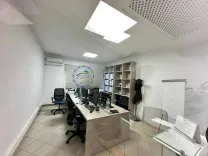 A Louer Plateau moderne 230m² Hall et 4 pièces Montplaisir