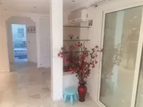 un bel studio richement meublé