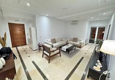 a vendre s+4 spacieuse avec parking ss a laouina