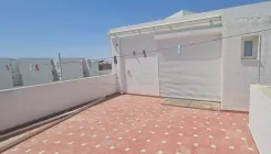 un bel studio richement meublé