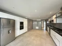 A louer RDC moderne sup 350m² avc jardin Notre Dame