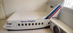 Lit + matelas, comme neuf + table de nuit + chaise de bureau + bureau ,pour enfant, thème d'avion.