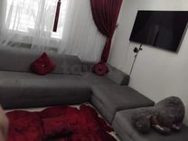 Salon gris avec mécanisme