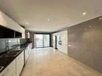 A louer RDC moderne sup 350m² avc jardin Notre Dame